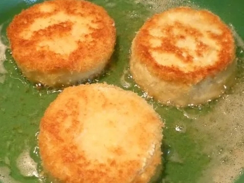 Feldsalat mit Preiselbeervinaigrette und gebackenem Camembert - Rezept - Bild Nr. 3