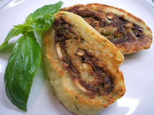 Kartoffeln: Kartoffel-Roulade mit Zucchini-Pilz-Füllung - Rezept