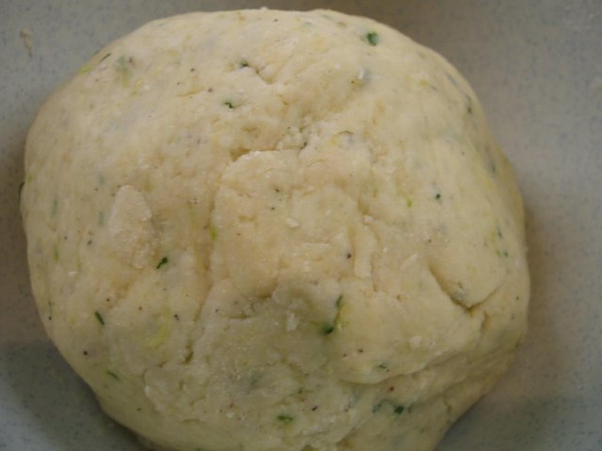 Kartoffeln: Kartoffel-Roulade mit Zucchini-Pilz-Füllung - Rezept - Bild Nr. 4