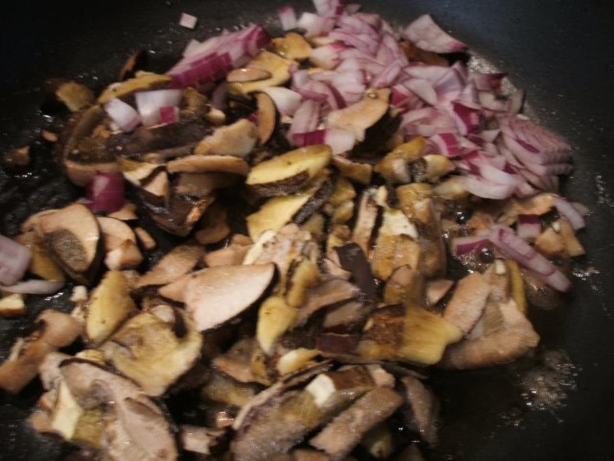 Kartoffeln: Kartoffel-Roulade mit Zucchini-Pilz-Füllung - Rezept - Bild Nr. 5