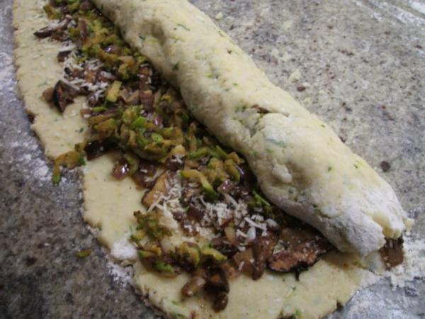 Kartoffeln: Kartoffel-Roulade mit Zucchini-Pilz-Füllung - Rezept ...