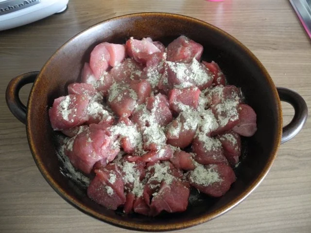 Gulasch : Zwiebel - Erbsen - Gulasch...aus dem kleinen Zaubertopf* - Rezept - Bild Nr. 2