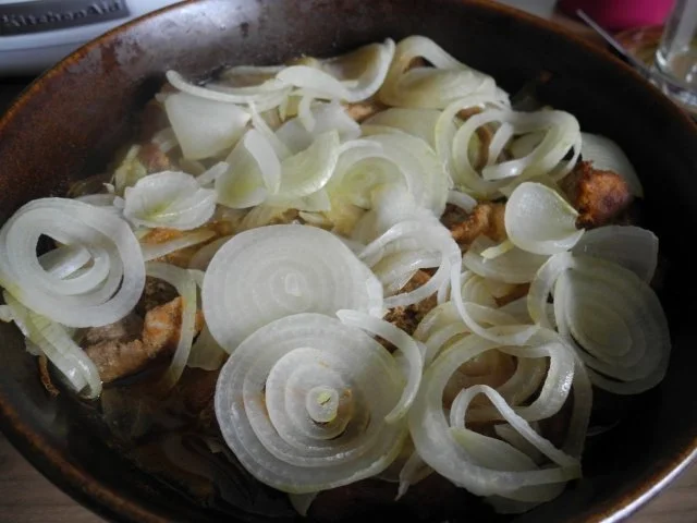 Gulasch : Zwiebel - Erbsen - Gulasch...aus dem kleinen Zaubertopf* - Rezept - Bild Nr. 14