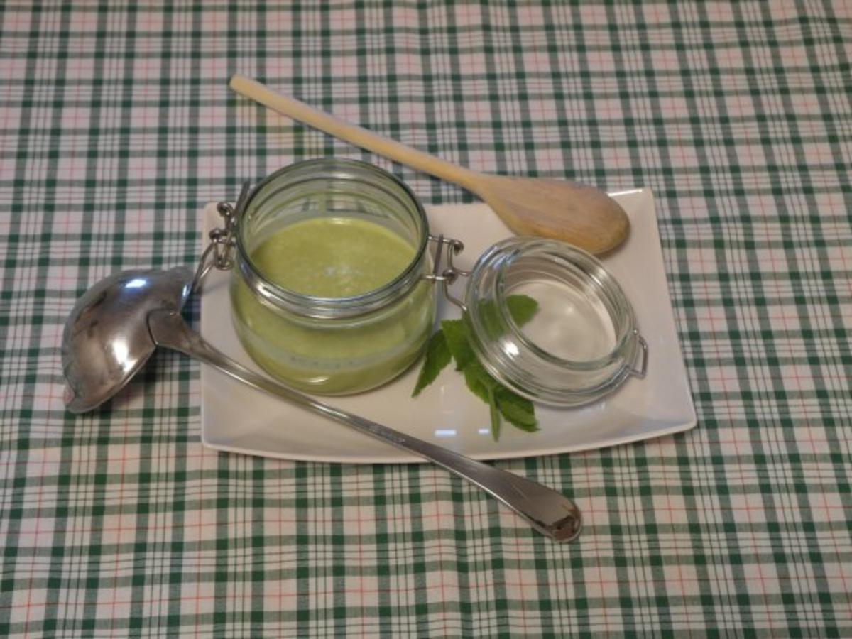 Erbsen-Minze-Suppe im Weckglas und davor selbstgebackene Brötchen & Erdbeer-Sekt-Cocktail - Rezept