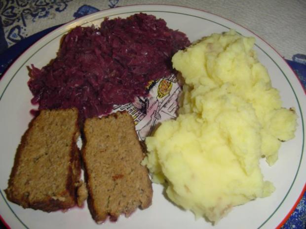 Hackbraten Mit Blaukraut und selbsgemachten Kartoffelpüree - Rezept mit ...