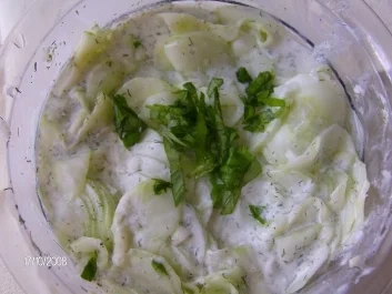 Gurkensalat mit Dill und Sahne - Rezept