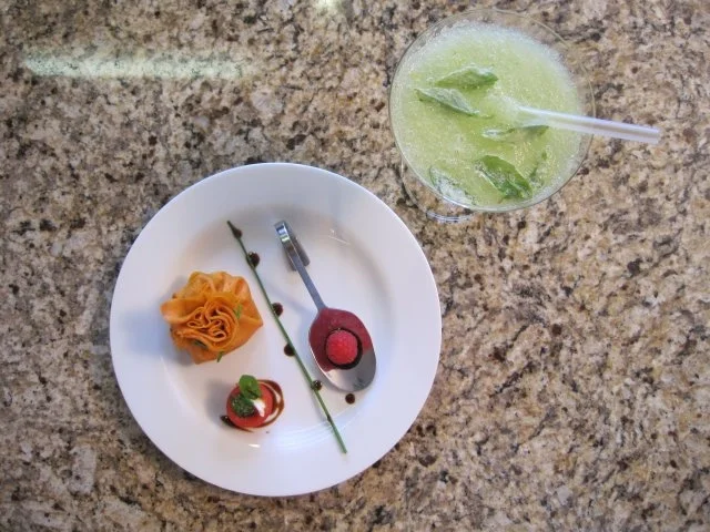 Rezept: Kressesüppchen mit gebackenem Wachtelei und davor Mojito und Crepebeutelchen Kressesüppchen mit gebackenem Wachtelei und davor Mojito und Crepebeutelchen - Rezept