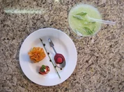 Kressesüppchen mit gebackenem Wachtelei und davor Mojito und  Crepebeutelchen - Rezept