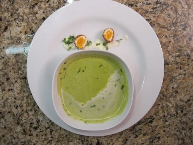 Rezept: Kressesüppchen mit gebackenem Wachtelei und davor Mojito und Crepebeutelchen Bild Nr. 2 Kressesüppchen mit gebackenem Wachtelei und davor Mojito und Crepebeutelchen - Rezept - Bild Nr. 2