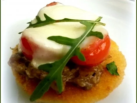 Rezept: Kartoffel-Plätzchen mit Goldröhrlingen und Kirschtomaten Kartoffel-Plätzchen mit Goldröhrlingen und Kirschtomaten - Rezept