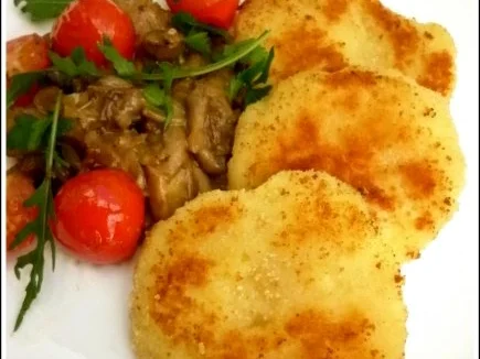 Rezept: Kartoffel-Plätzchen mit Goldröhrlingen und Kirschtomaten Bild Nr. 4 Kartoffel-Plätzchen mit Goldröhrlingen und Kirschtomaten - Rezept - Bild Nr. 4