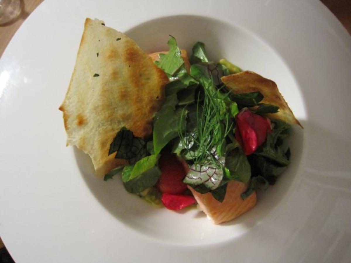 Geräucherter Lachs und davor Bauernbrot und Apfelsecco - Rezept