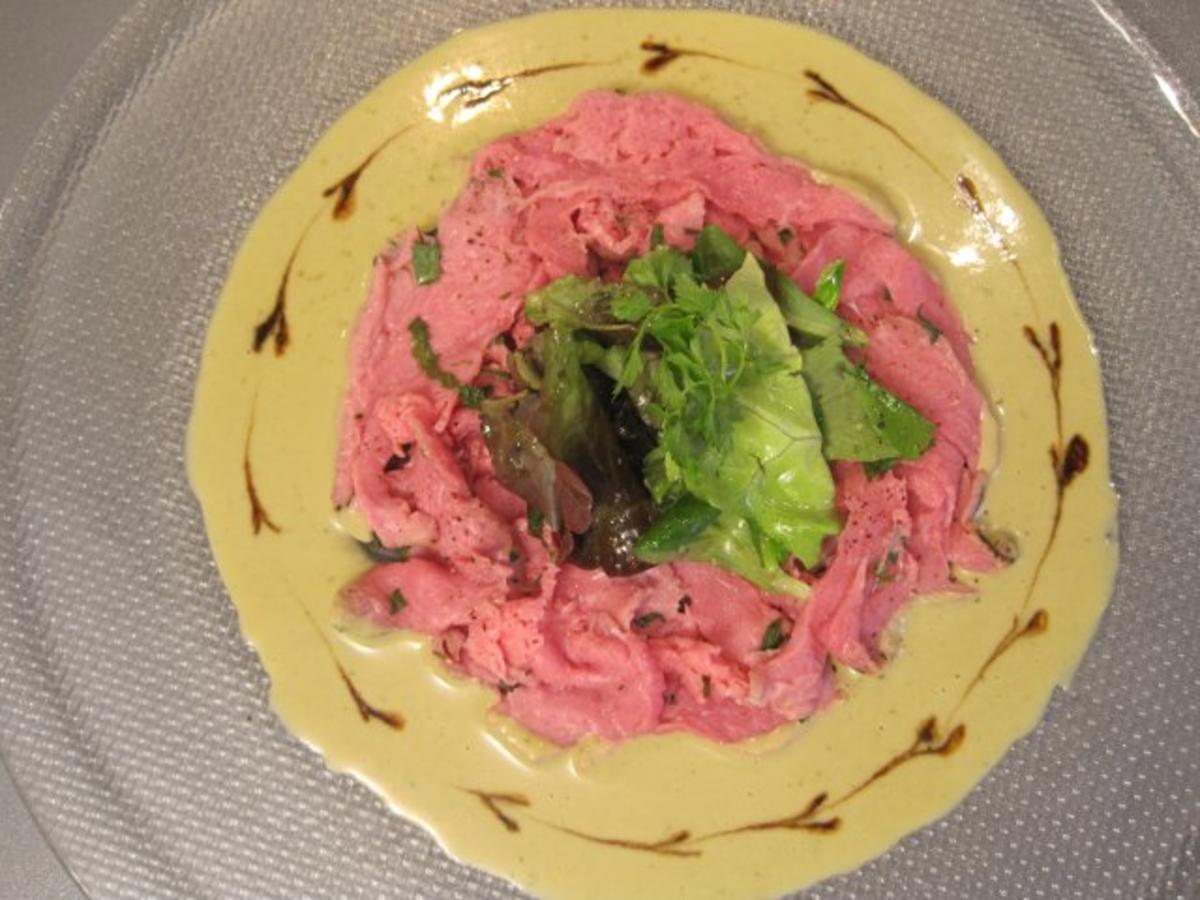Kalbsfilet im Kräutermantel mit Thunfisch-Basilikumsoße davor Melone mit rohem Schinken - Rezept
