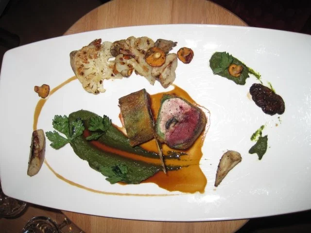 Wachtel und Taube im Brotmantel mit Blumenkohl, Petersilie und Steinpilzen - Rezept