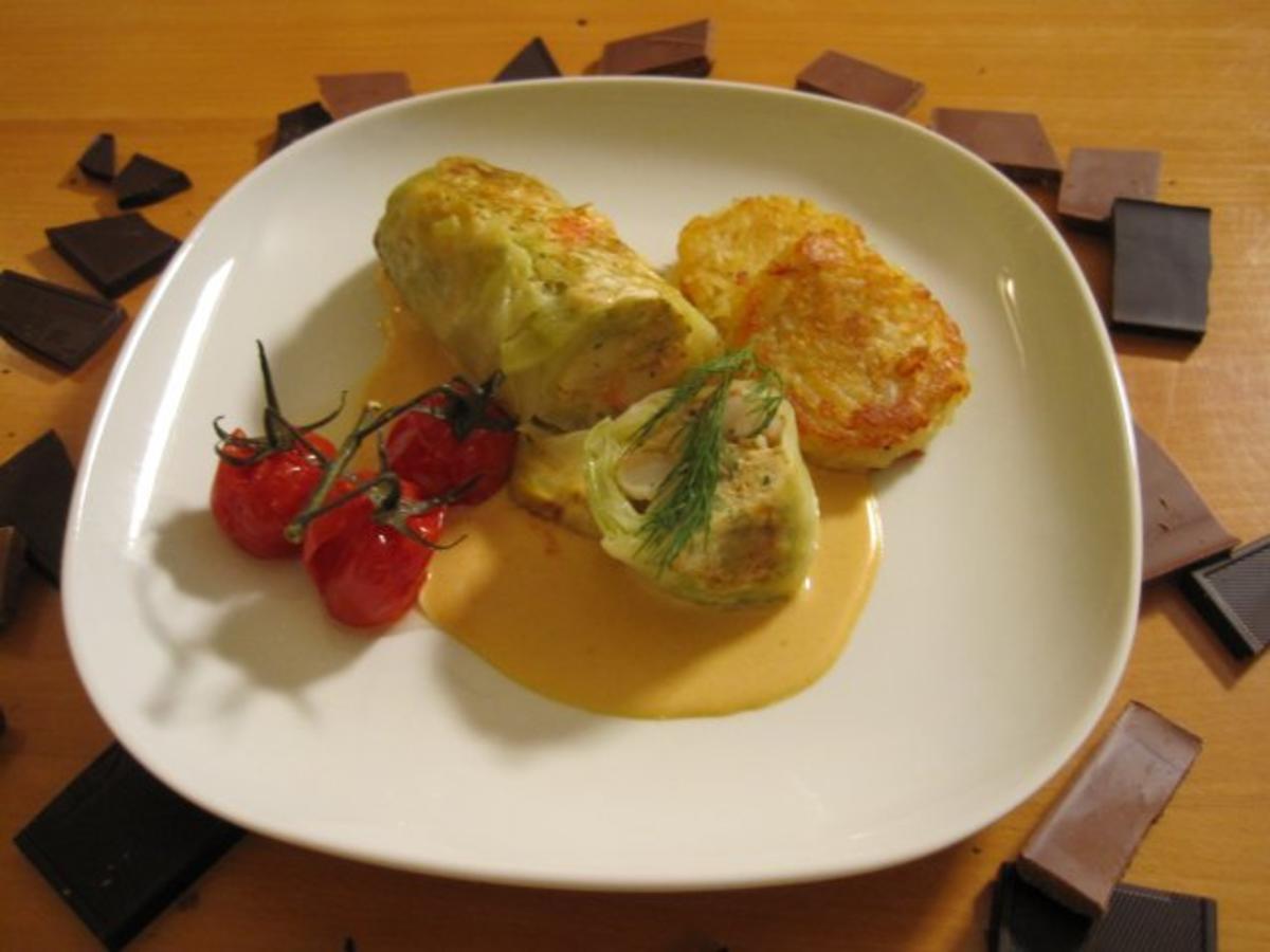 Bilder für Kohlroulade mit Meeresfrüchten, Reibekuchen und Krustentiersoße - Rezept