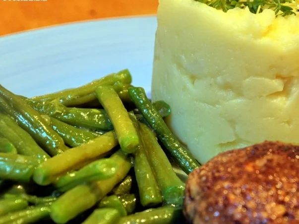 Rezept: Erdnussbouletten, Kartoffel-Knoblauch-Püree, Butterbohnen Erdnussbouletten, Kartoffel-Knoblauch-Püree, Butterbohnen - Rezept