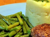 Erdnussbouletten, Kartoffel-Knoblauch-Püree, Butterbohnen - Rezept