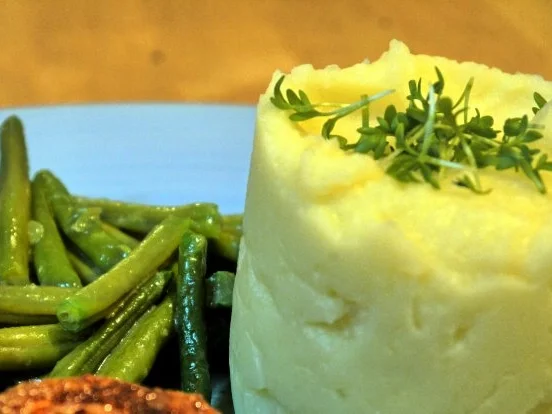 Rezept: Erdnussbouletten, Kartoffel-Knoblauch-Püree, Butterbohnen Bild Nr. 14 Erdnussbouletten, Kartoffel-Knoblauch-Püree, Butterbohnen - Rezept - Bild Nr. 14