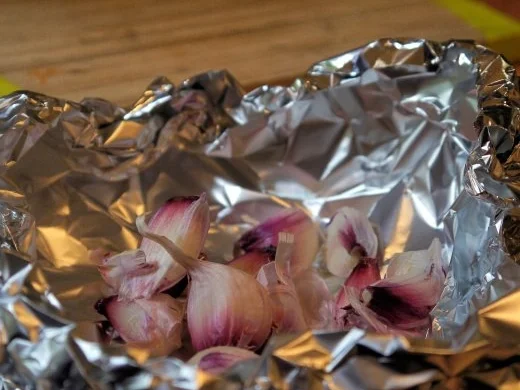 Rezept: Erdnussbouletten, Kartoffel-Knoblauch-Püree, Butterbohnen Bild Nr. 2 Erdnussbouletten, Kartoffel-Knoblauch-Püree, Butterbohnen - Rezept - Bild Nr. 2