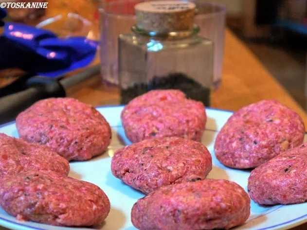 Rezept: Erdnussbouletten, Kartoffel-Knoblauch-Püree, Butterbohnen Bild Nr. 6 Erdnussbouletten, Kartoffel-Knoblauch-Püree, Butterbohnen - Rezept - Bild Nr. 6