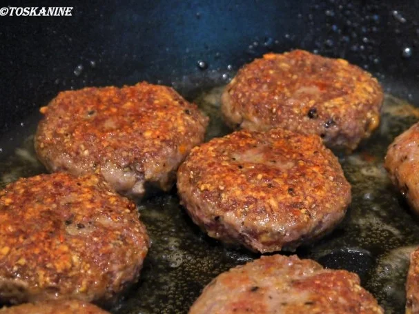 Rezept: Erdnussbouletten, Kartoffel-Knoblauch-Püree, Butterbohnen Bild Nr. 8 Erdnussbouletten, Kartoffel-Knoblauch-Püree, Butterbohnen - Rezept - Bild Nr. 8