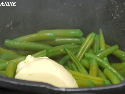 Rezept: Erdnussbouletten, Kartoffel-Knoblauch-Püree, Butterbohnen Bild Nr. 9 Erdnussbouletten, Kartoffel-Knoblauch-Püree, Butterbohnen - Rezept - Bild Nr. 9