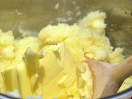 Rezept: Erdnussbouletten, Kartoffel-Knoblauch-Püree, Butterbohnen Bild Nr. 12 Erdnussbouletten, Kartoffel-Knoblauch-Püree, Butterbohnen - Rezept - Bild Nr. 12