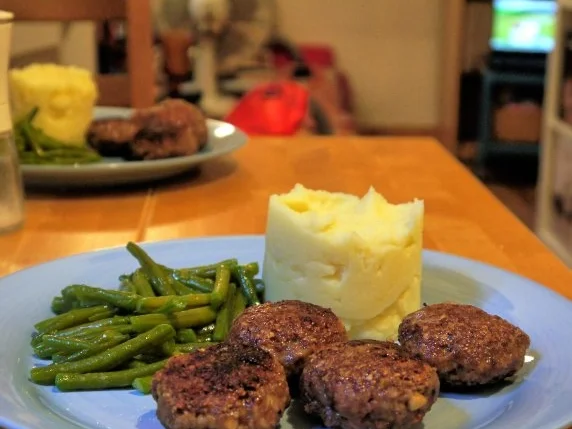 Rezept: Erdnussbouletten, Kartoffel-Knoblauch-Püree, Butterbohnen Bild Nr. 13 Erdnussbouletten, Kartoffel-Knoblauch-Püree, Butterbohnen - Rezept - Bild Nr. 13