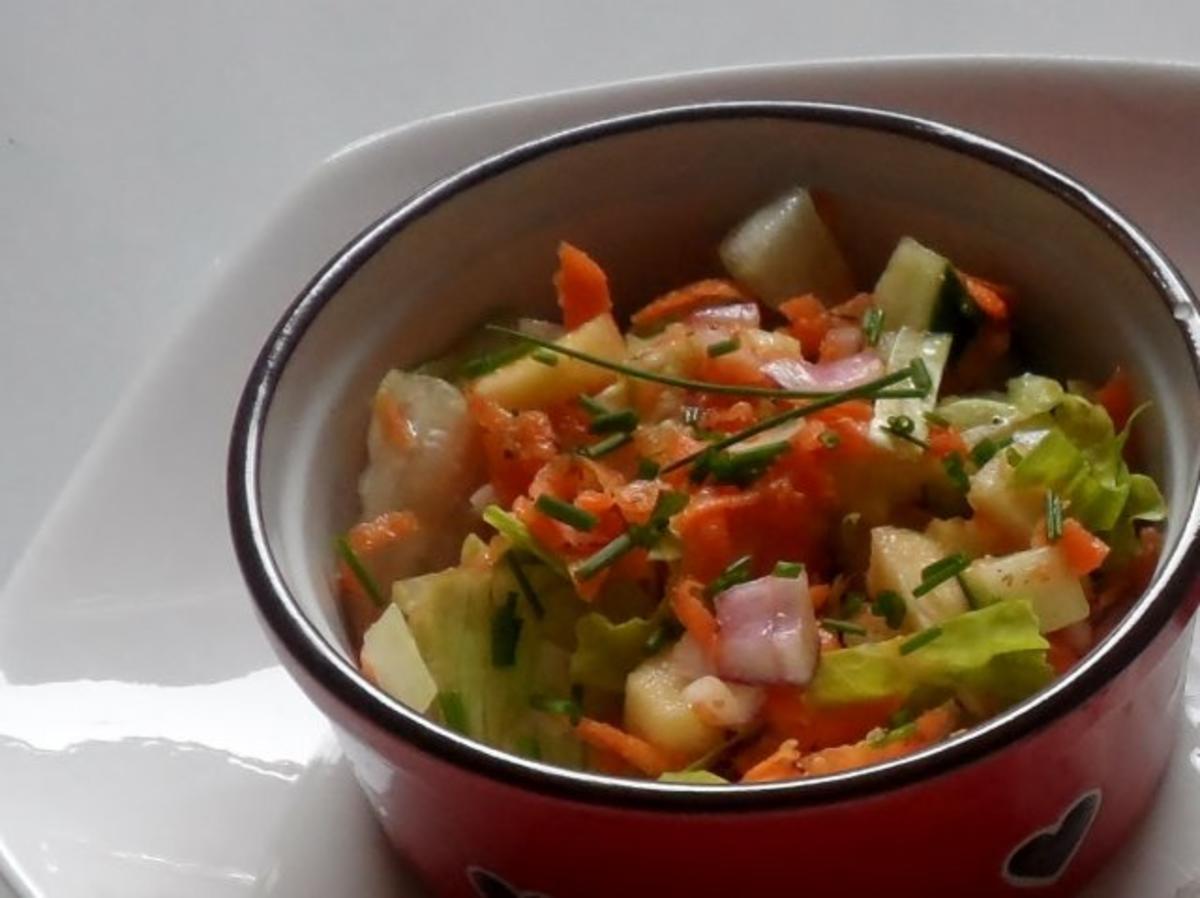 Frischer Karotten-Gurken-Salat mit Orangen-Senf-Dressing - Rezept