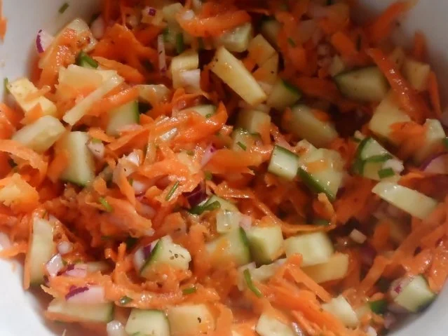 Frischer Karotten-Gurken-Salat mit Orangen-Senf-Dressing - Rezept - Bild Nr. 4