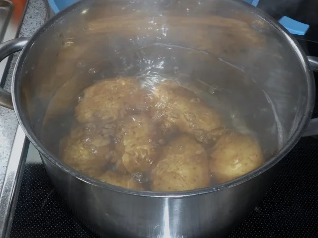 Herzhafte Ofenkartoffeln mit Bergkäse-Speck-Füllung - Rezept - Bild Nr. 2