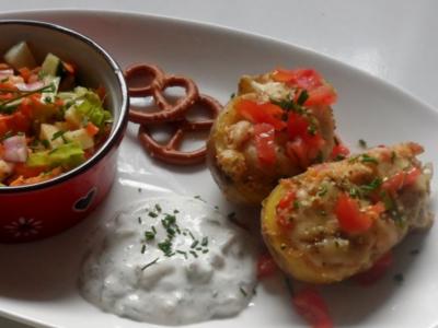 Rezept: Herzhafte Ofenkartoffeln mit Bergkäse-Speck-Füllung Herzhafte Ofenkartoffeln mit Bergkäse-Speck-Füllung - Rezept