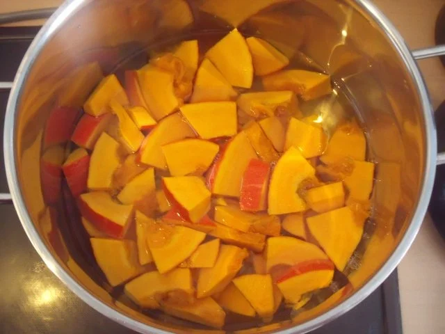 Kürbis-Spinatstrudel mit Trüffelsoße und Pilzen - Rezept - Bild Nr. 2