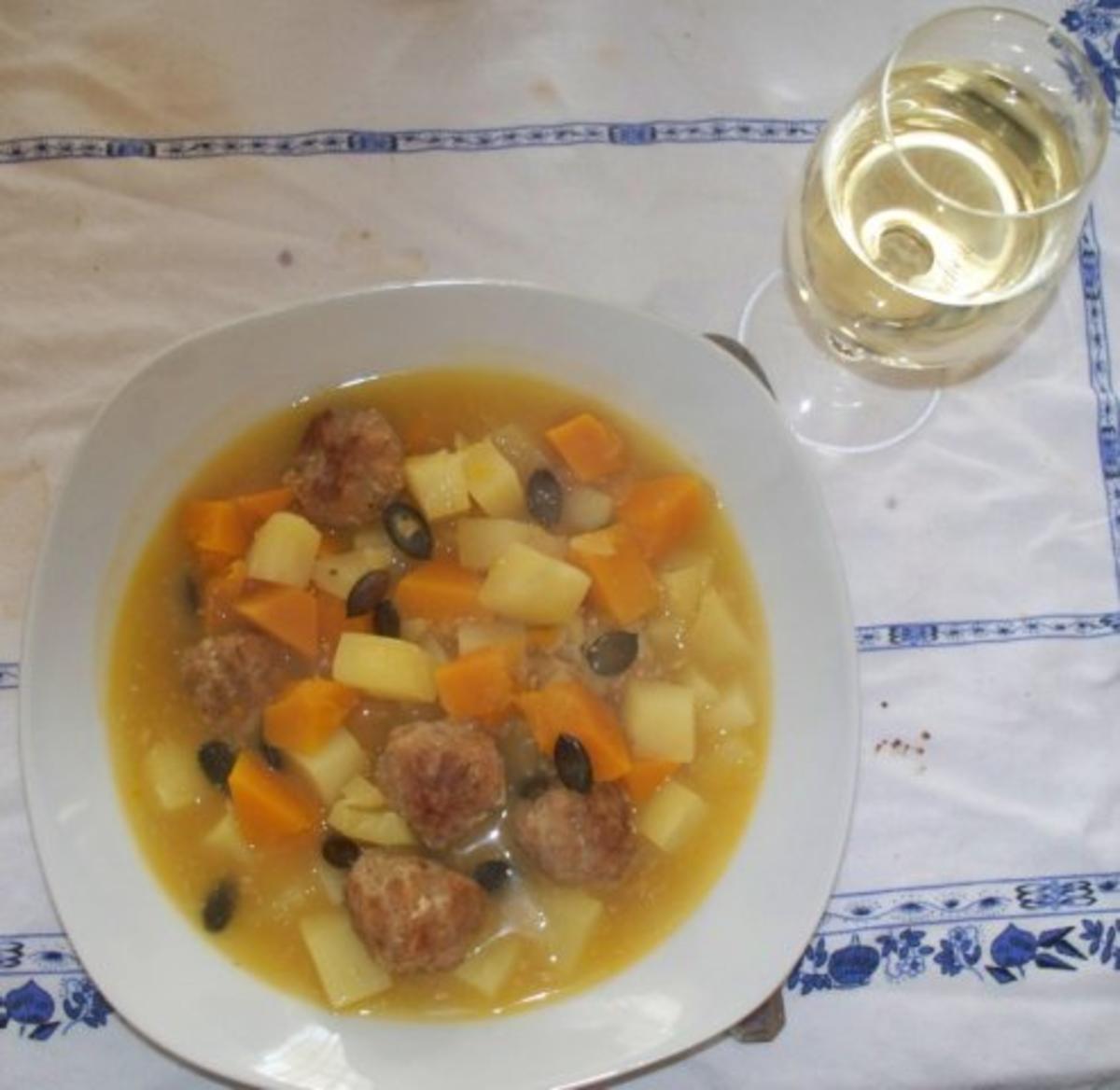 Kürbis-Kartoffelsuppe mit Klößchen - weil ich die Cremesuppe satt hatte ...