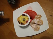 Überbackene Sommerbeeren mit Knusperwaffel und Himbeersorbet - Rezept