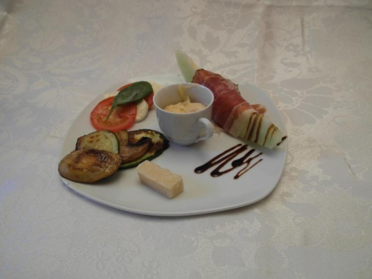 Antipasti, Caprese, Ailoi, Olivenbrot, Melone im Parmaschinken und ...