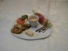 Antipasti, Caprese, Ailoi, Olivenbrot, Melone im Parmaschinken und Gemüse - Rezept