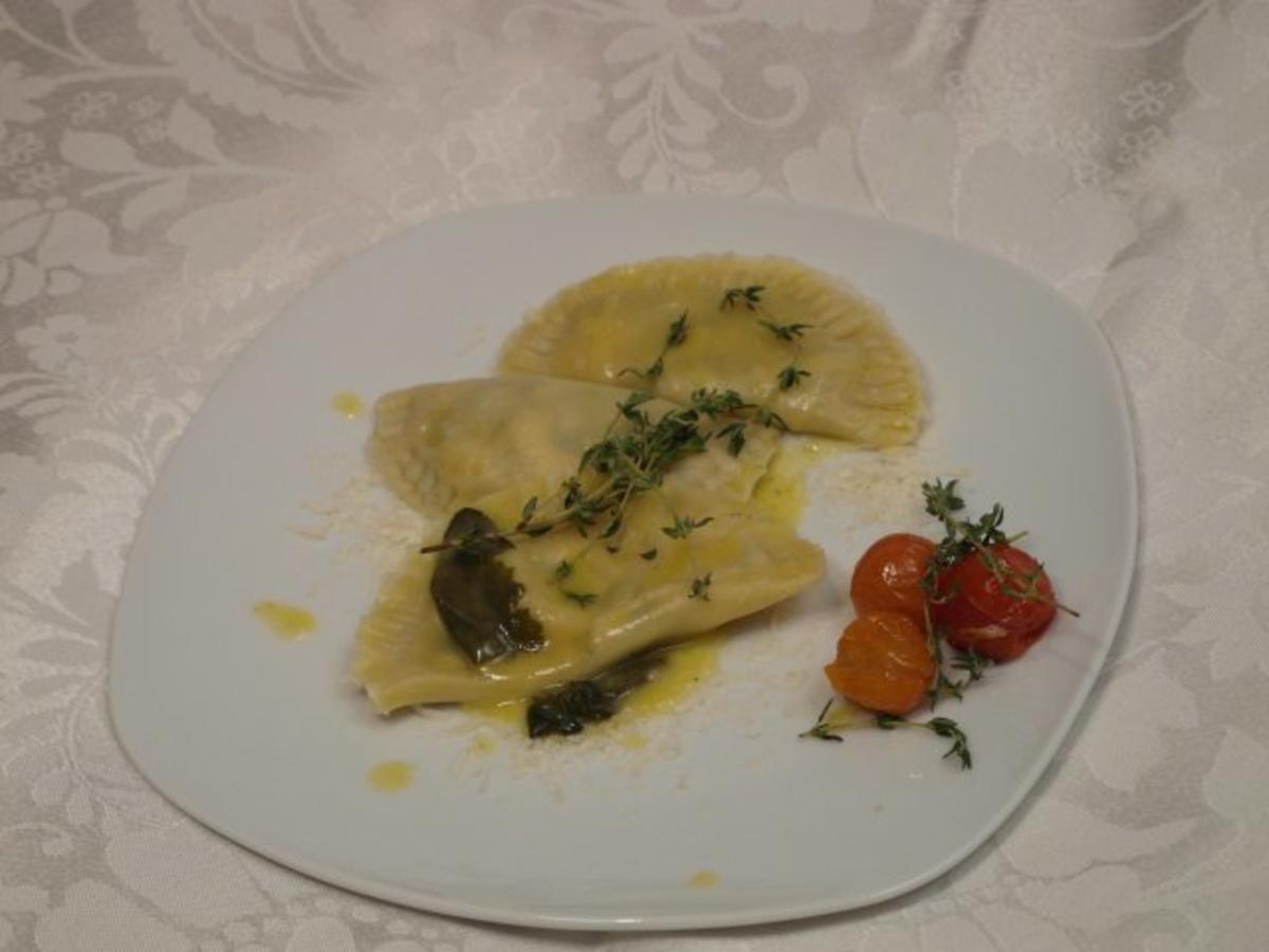 Bilder für Selbstgemachte Lachs-Spinat-Ravioli in Salbeibutter - Rezept