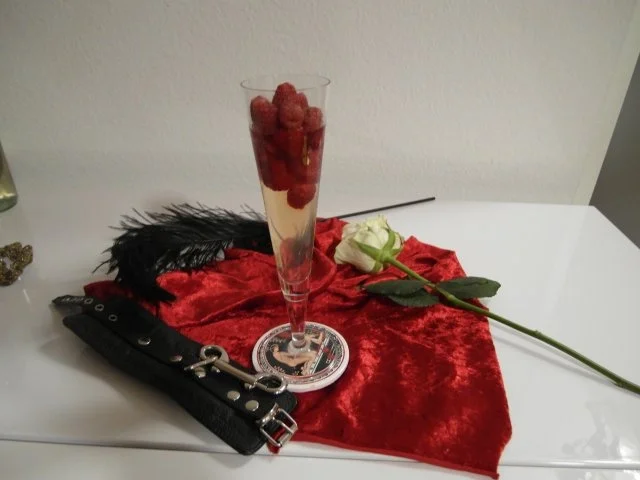 Rezept: Prickelndes Champagnergelee mit samtigen Himbeeren Prickelndes Champagnergelee mit samtigen Himbeeren - Rezept