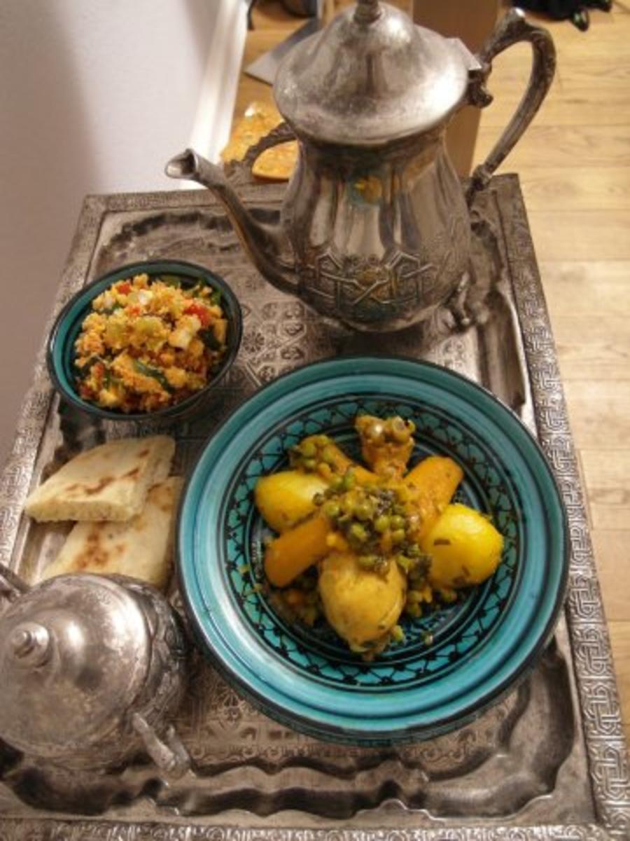 Tajine mit Hähnchenkeule, Gemüse und Couscoussalat, dazu Taschnift - Rezept