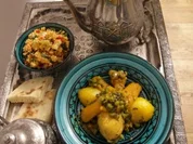 Tajine mit Hähnchenkeule, Gemüse und Couscoussalat, dazu Taschnift - Rezept