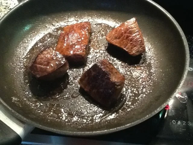 Rezept: Hirschmedaillons mit Hagebuttensoße Bild Nr. 3 Hirschmedaillons mit Hagebuttensoße - Rezept - Bild Nr. 3