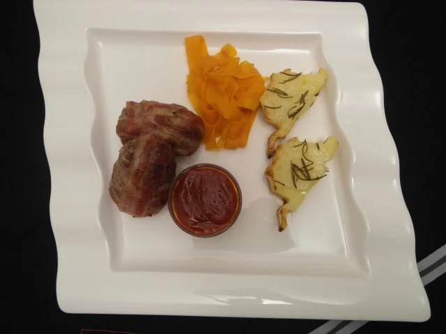 Rezept: Mini Bacon Bombs dazu Rosmarinkartoffeln aus der grünen Hölle und gebratene Karottenstreif Mini Bacon Bombs dazu Rosmarinkartoffeln aus der grünen Hölle und gebratene Karottenstreif - Rezept