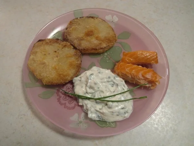 Rezept: Panierter Kohlrabi mit Lachs an Zitronen-Quark und Kresse Panierter Kohlrabi mit Lachs an Zitronen-Quark und Kresse - Rezept