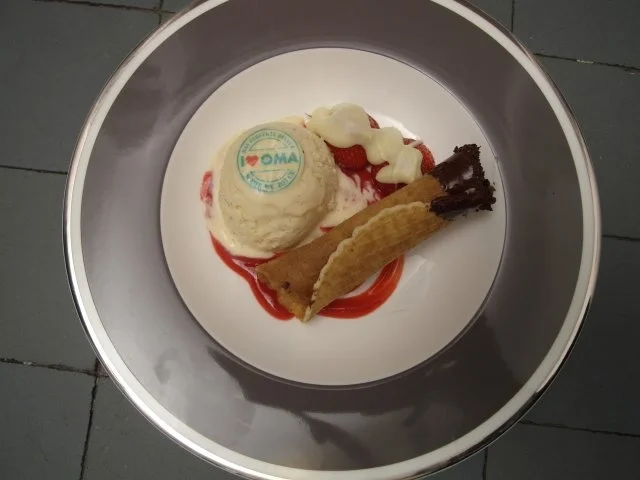 Orangen-Vanille-Eis auf Himbeerspirale an einer frisch gebackenen Eiserwaffel - Rezept