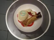 Orangen-Vanille-Eis auf Himbeerspirale an einer frisch gebackenen Eiserwaffel - Rezept