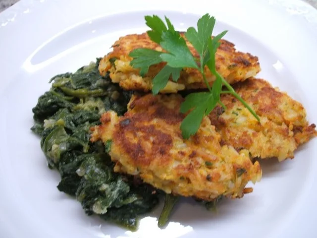 Rezept: Reis: Reisplätzchen auf Blattspinat Reis: Reisplätzchen auf Blattspinat - Rezept