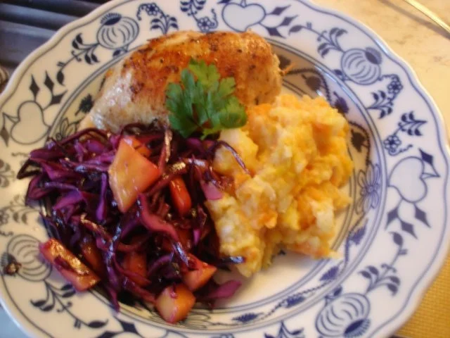 Gefülltes Hähnchenbrustfilet mit Möhren-Sellerie-Kartoffelstampf und Rotkohlsalat - Rezept