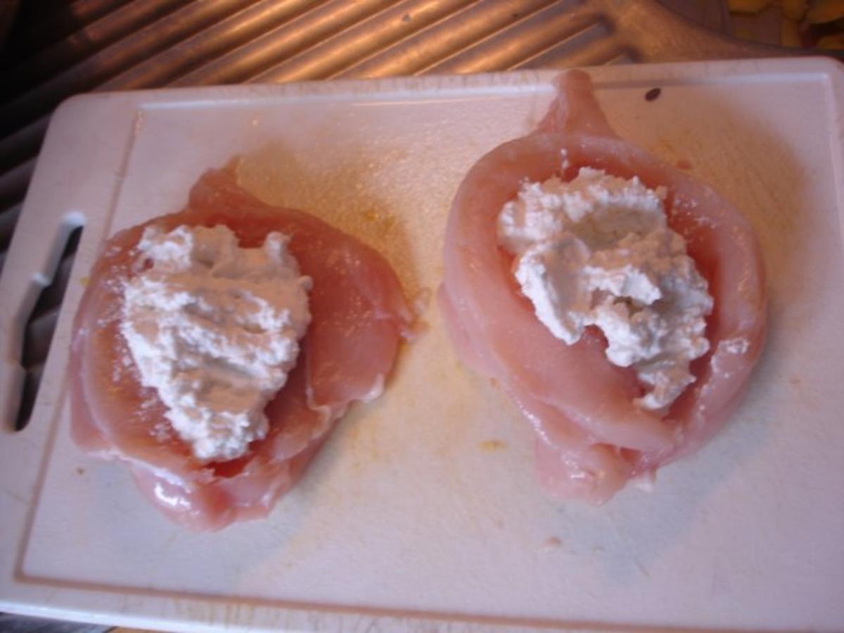 Gefülltes Hähnchenbrustfilet mit Möhren-Sellerie-Kartoffelstampf und Rotkohlsalat - Rezept - Bild Nr. 5
