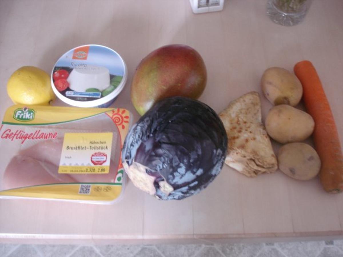 Gefülltes Hähnchenbrustfilet mit Möhren-Sellerie-Kartoffelstampf und Rotkohlsalat - Rezept - Bild Nr. 2